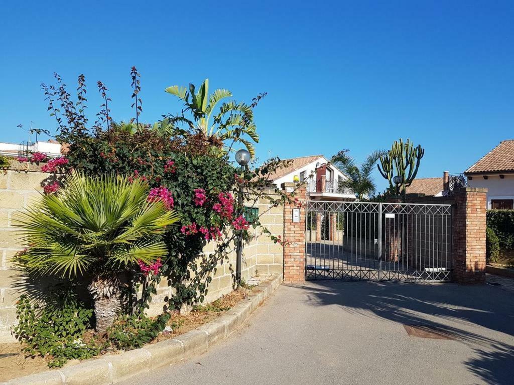فيلا Mansarda Camelie Via Dei Normanni, 45 كامبوفيليتْشّي دي روتْشّي المظهر الخارجي الصورة